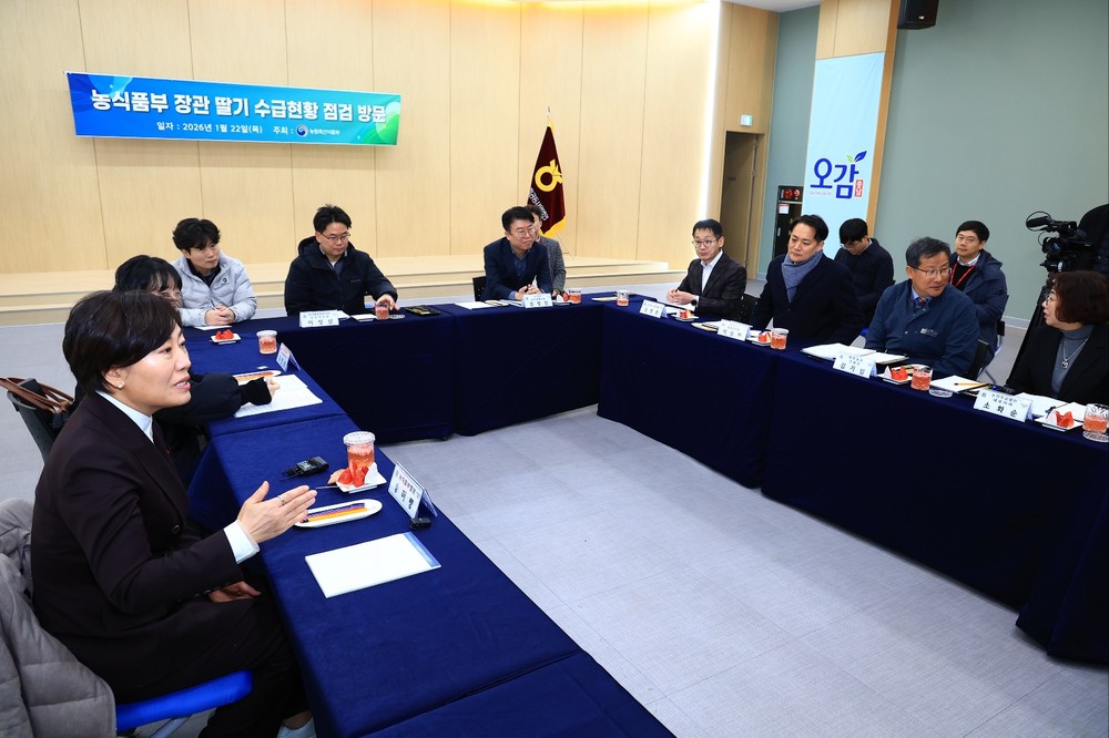 송미령 농림축산식품부 장관, 논산 딸기 생육 현장 점검 및 외국인 계절근로 사업 확대 건의
