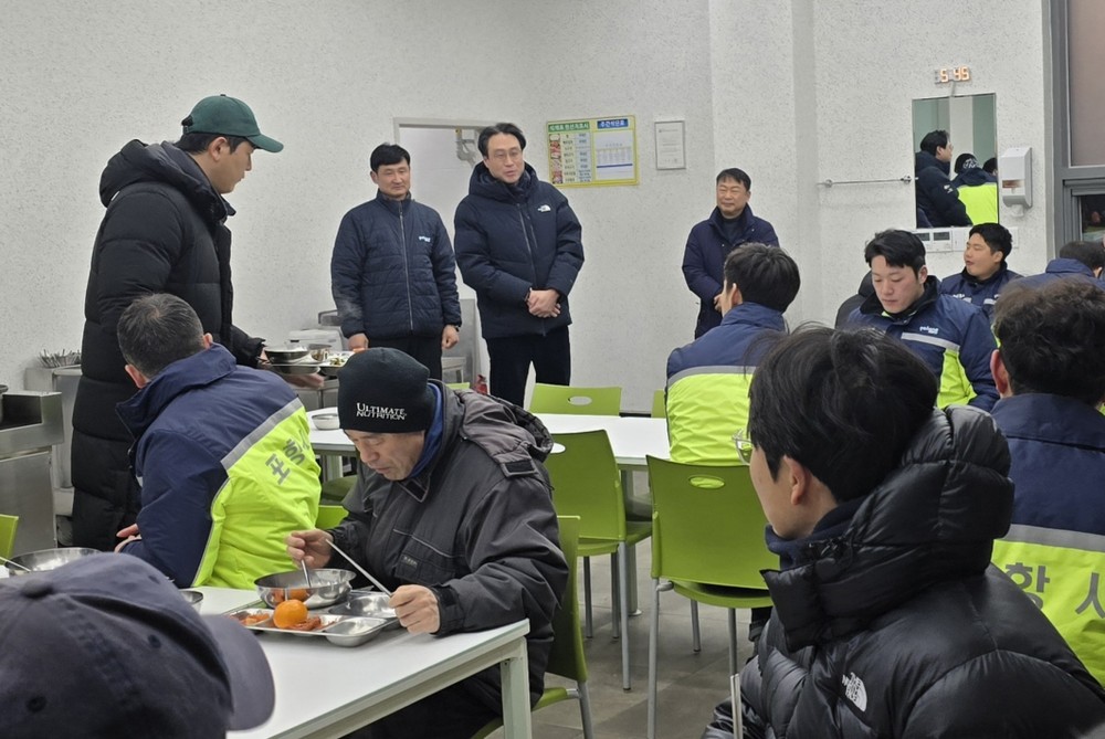 포항시, 한파속 묵묵한 헌신…환경관리원 현장 격려로 안전의식 강화