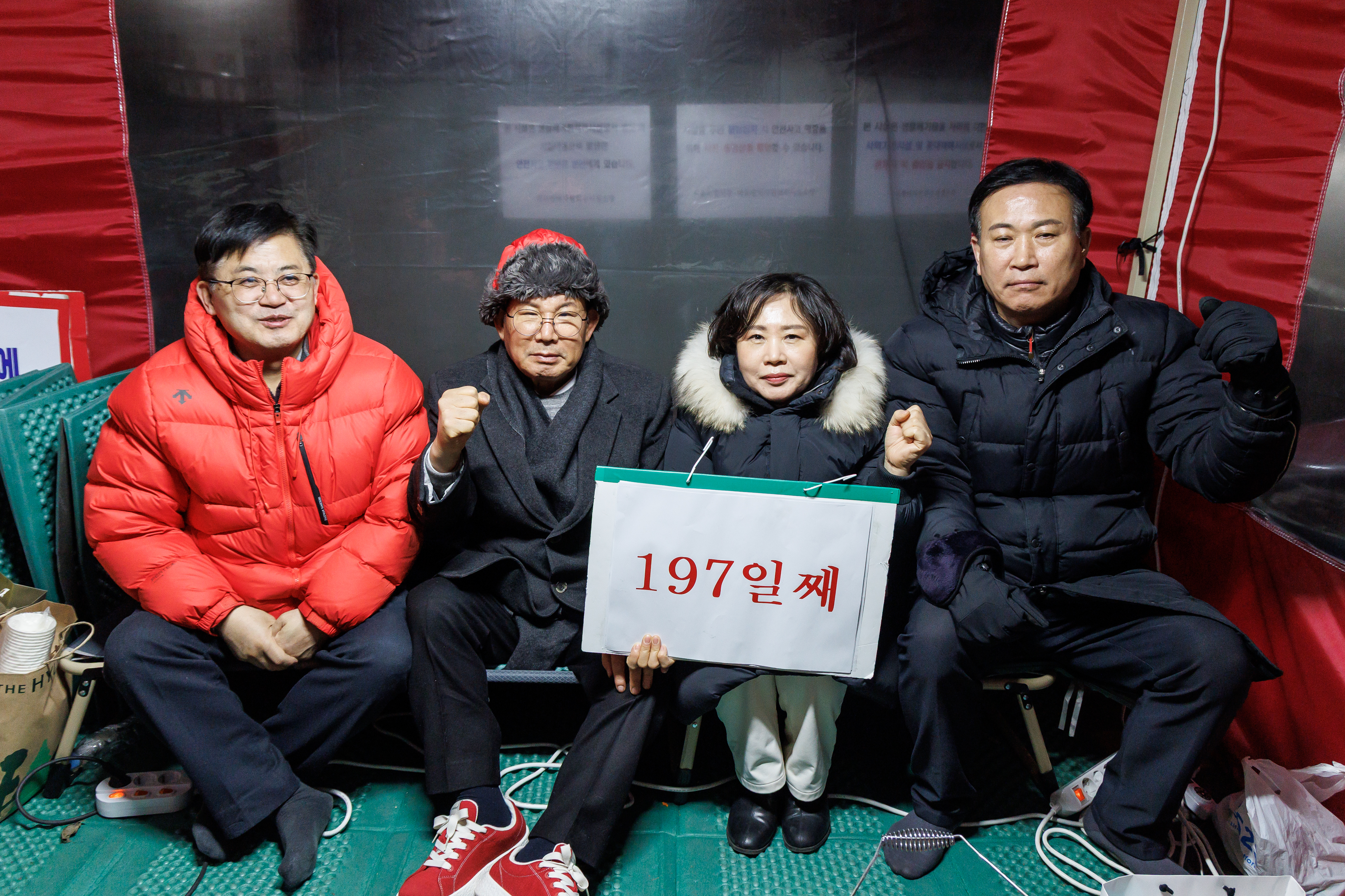 소각장반대투쟁을 이어가고 있는 마포주민지원협의체 주민감시단의 노고를 격려하는 박강수 마포구청장