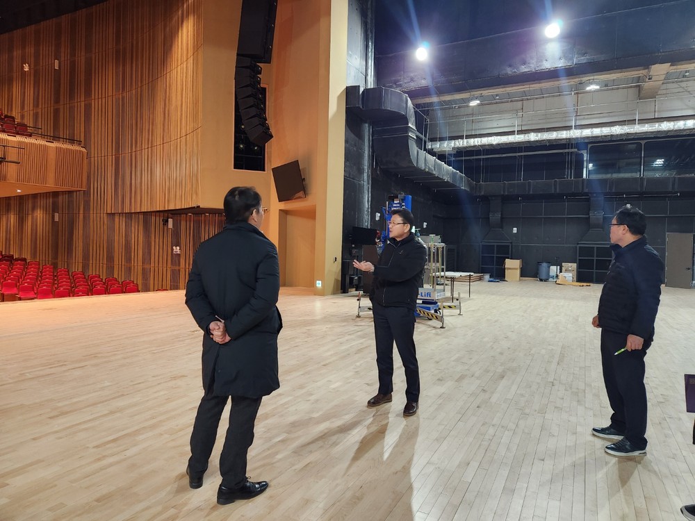 김만기 창원특례시 문화관광체육국장, 진해아트홀 현장 방문