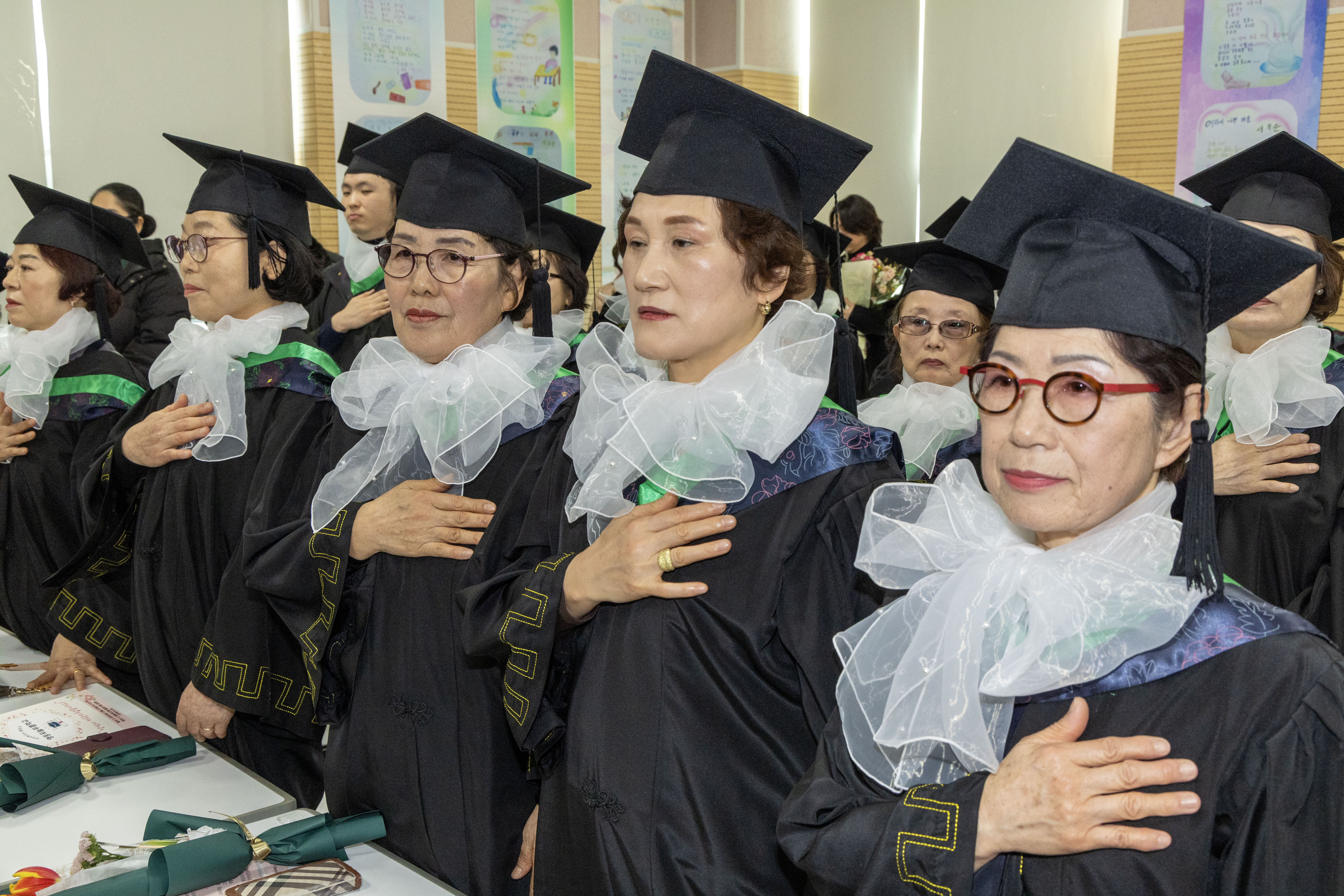 학사모를 쓴 만학도 45명…‘영등포 늘푸름학교’ 졸업식 개최