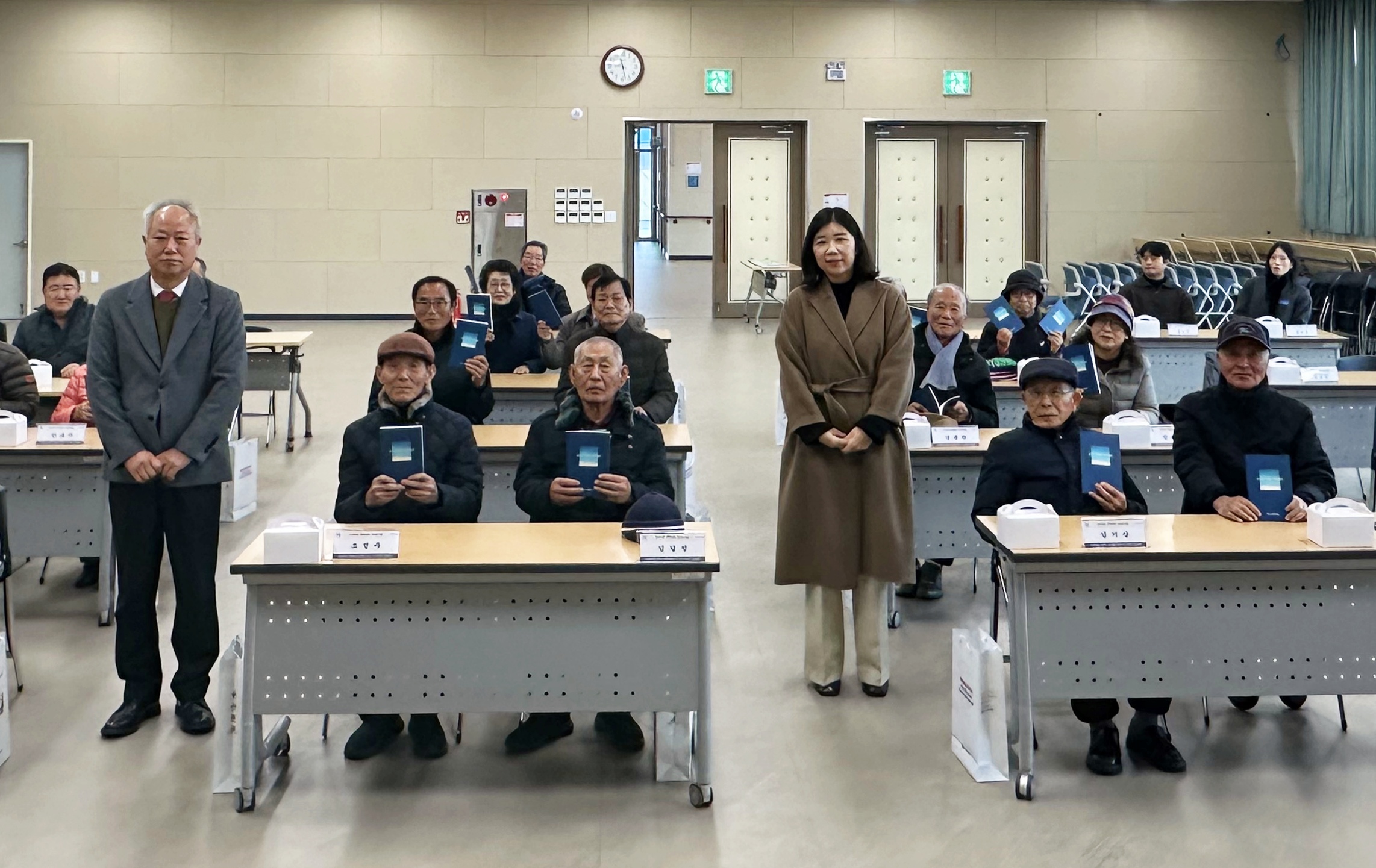 장흥군, ‘어르신 AI 인생시 쓰기’ 시집 전달 성료