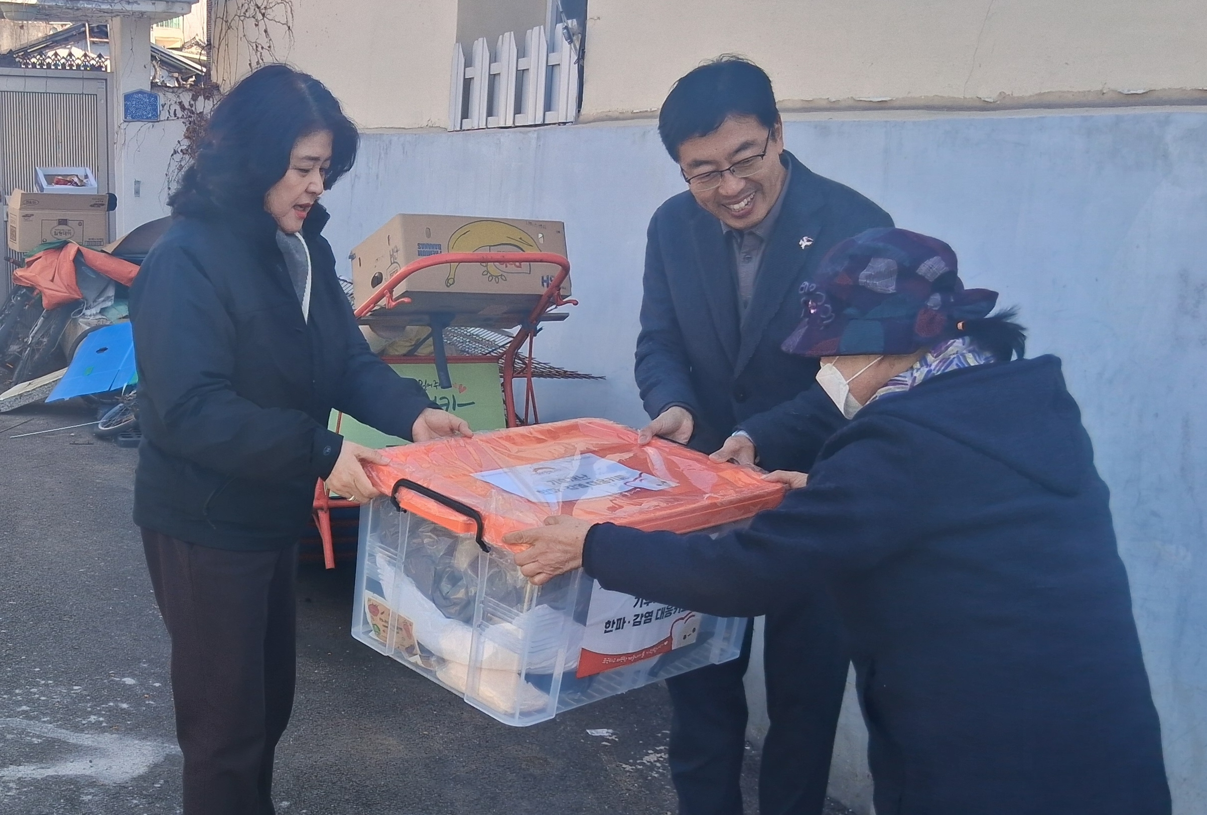 창녕군, 한파 속 폐지 수집 어르신에게 방한키트 전달