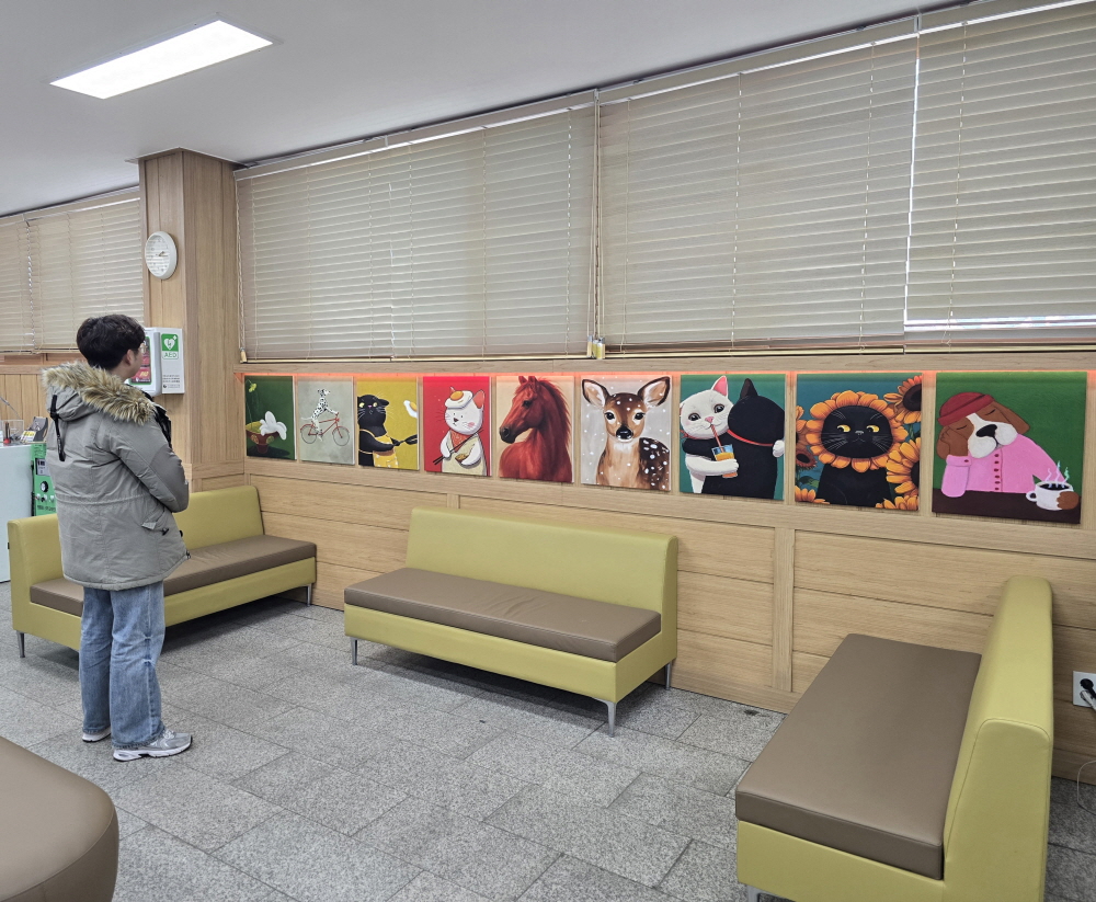 불현동 행정복지센터, 그림 전시로 ‘머무르고 싶은 민원실’ 조성