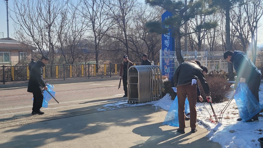 현덕면, ‘우리동네 새단장’을 위한 현덕면 자율방재단과 함께 2026년 설맞이 대청소 실시