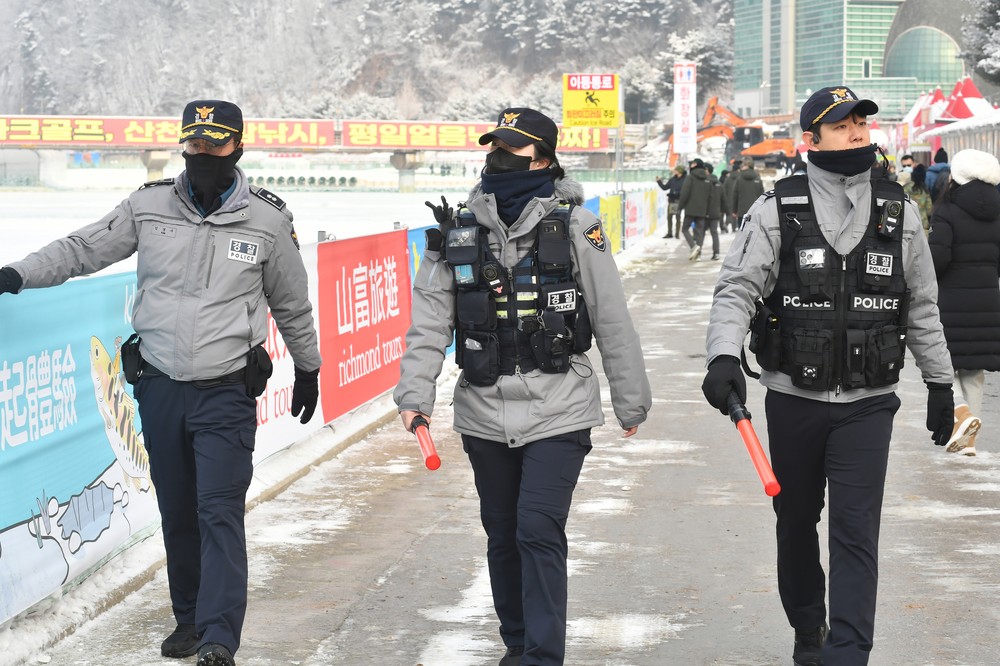 경찰, 소방, 장병, 자원 봉사자가 한땀 한땀 빚은 화천산천어축제