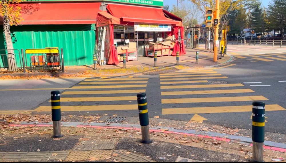 경기도, 스몸비족 안전 위한 바닥신호등, 대폭 확대보단 효율적 관리가 더 중요