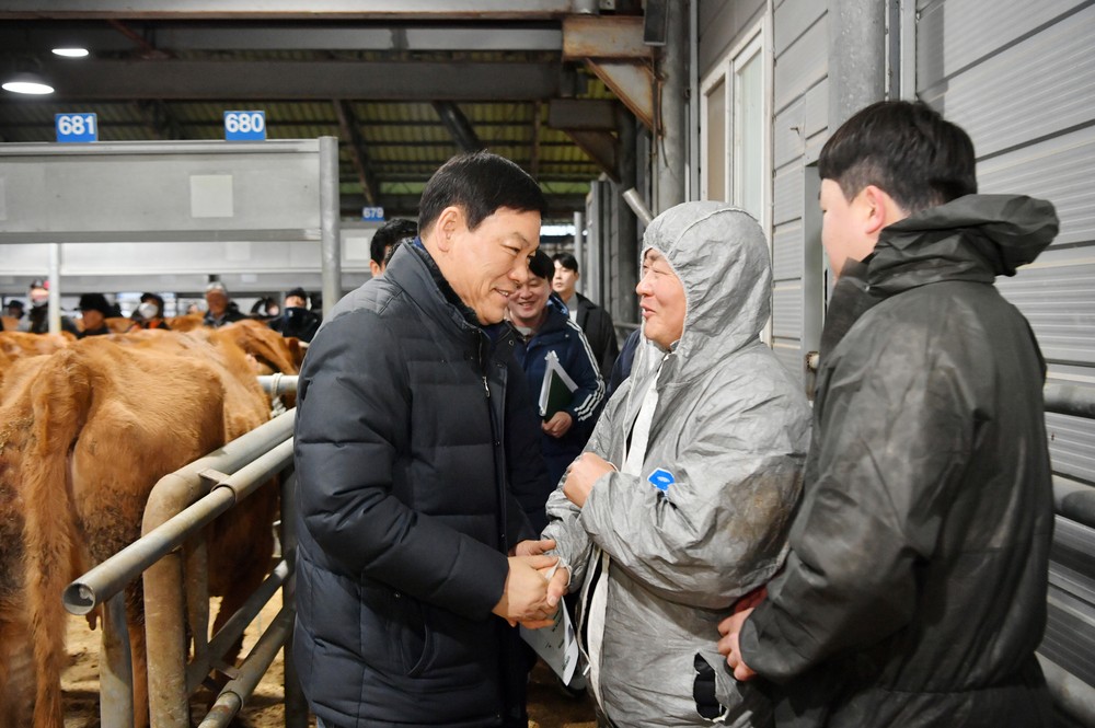 담양군, 설 앞두고 가축시장 현장 방문