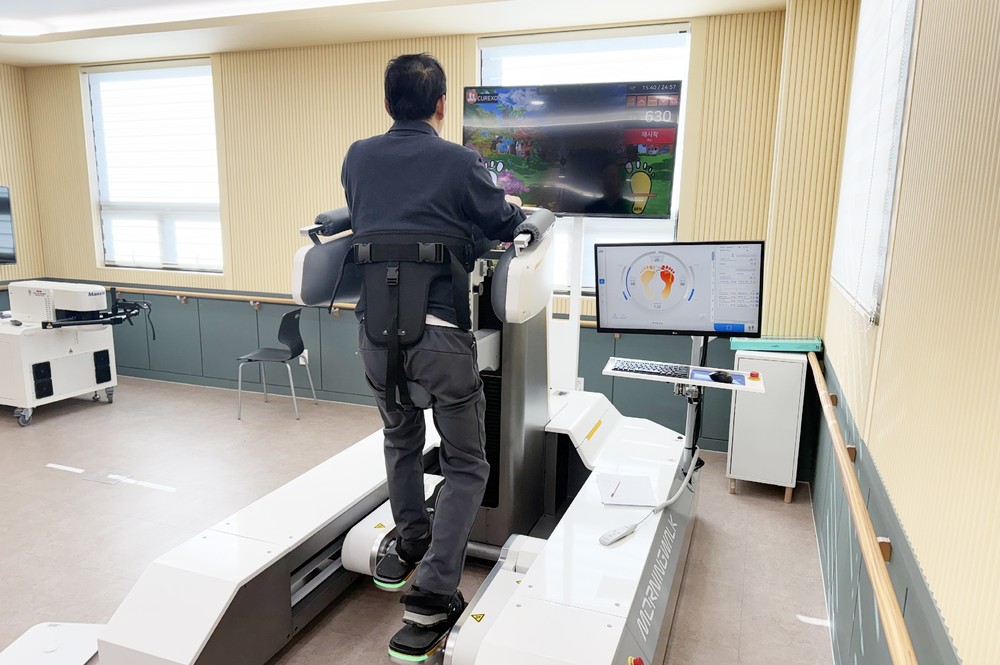 재활에도 로봇 시대…청송군보건의료원, 장애인 로봇재활운동실 전격 운영