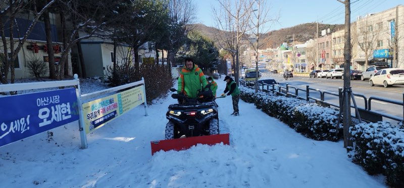 아산시 온양5동 새마을지도자회, 제설 봉사로 주민 안전 지킨다