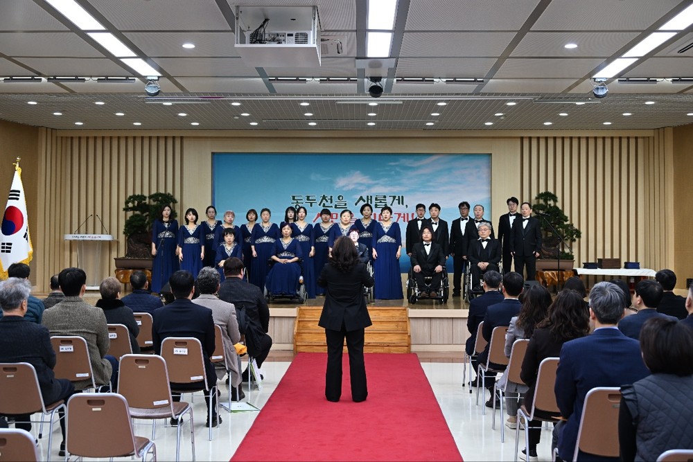 장애인합창단 ‘별들의 하모니’ 동두천시청 월례조회서 울림 있는 식전공연 성료