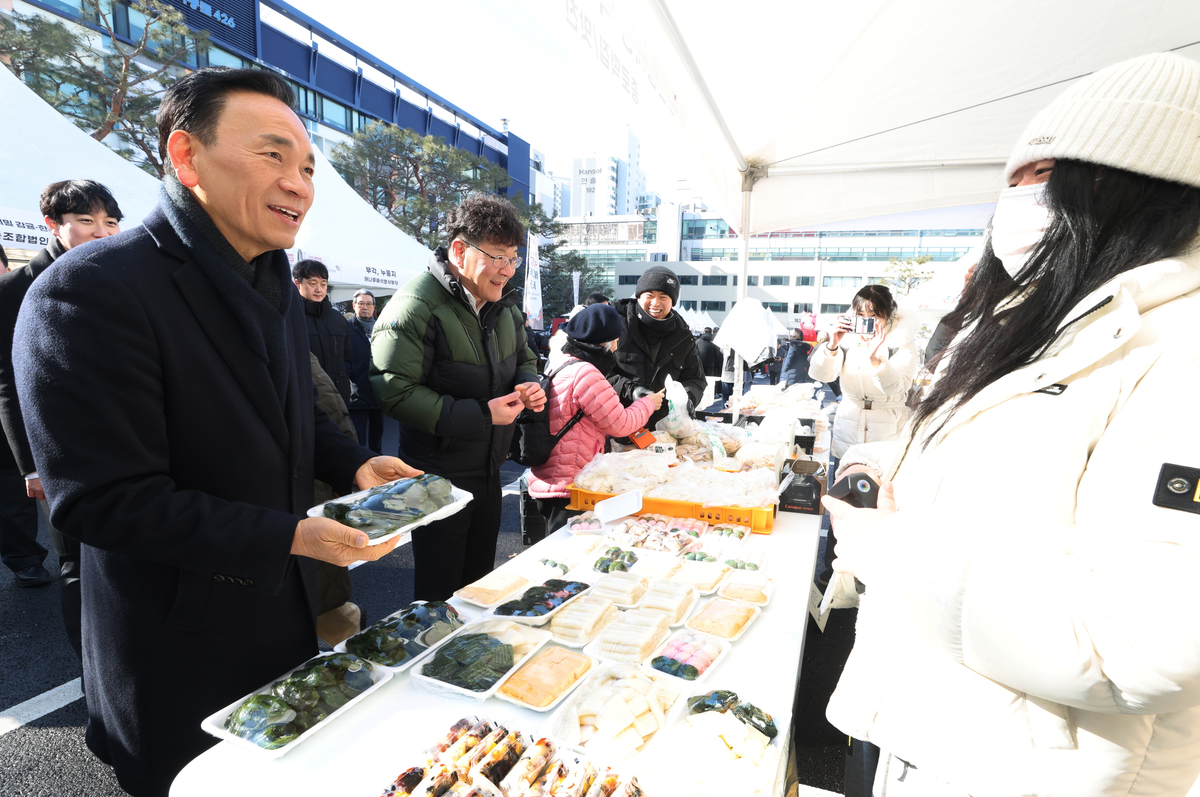 강남구, ‘2026 설맞이 직거래장터’ 성황