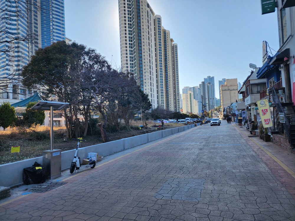 해운대 핫플 해리단길, 담장 철거 및 쓰레기 정비로 쾌적하게 변모