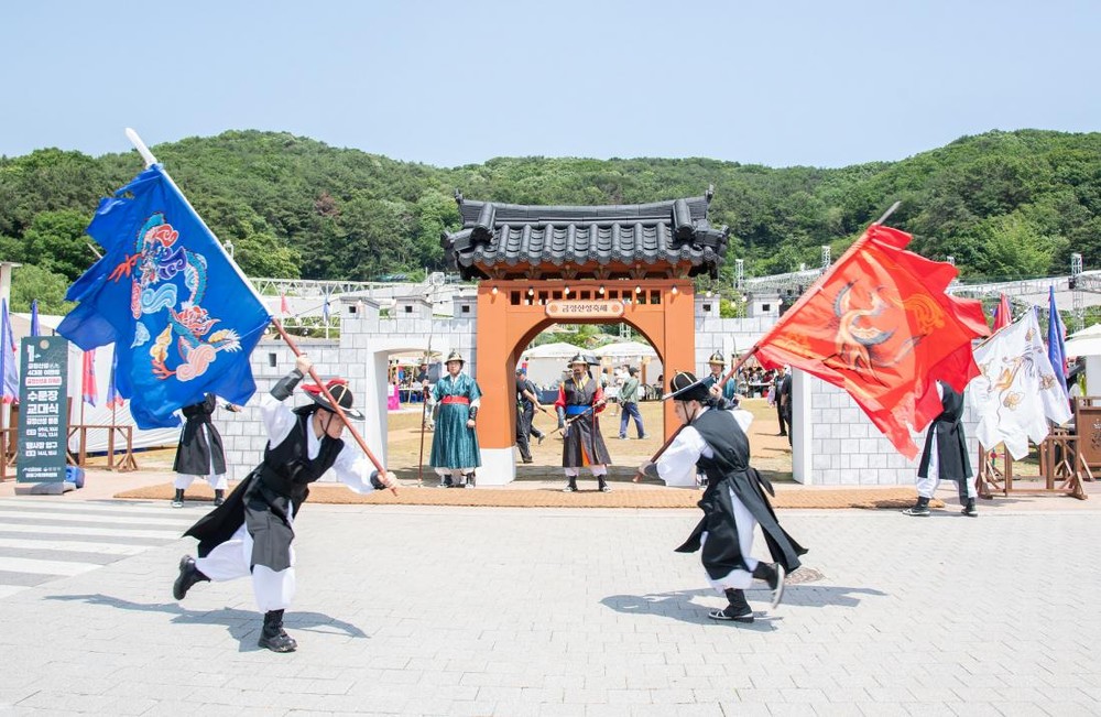 2026 금정산성축제, 금정산의 가을빛과 함께 어우러진다.