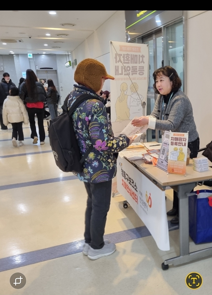 수원 영통구보건소, 협약병원 연계 ‘찾아가는 치매안심센터 홍보부스’ 운영