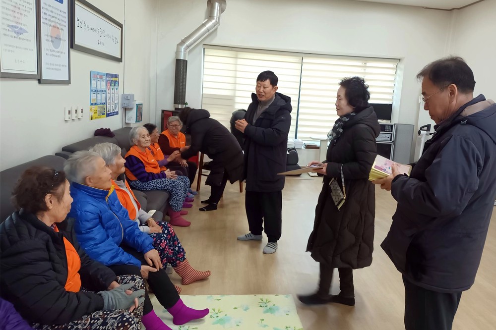 설 명절, 연평면 주민자치회가 전한 따뜻한 마음- 설맞이 80세 이상 어르신 상품권 전달