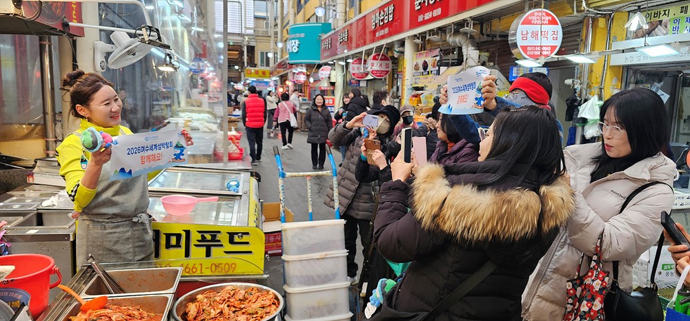 여수시 SNS 서포터즈, 설 명절 맞아 전통시장 현장 홍보 나서