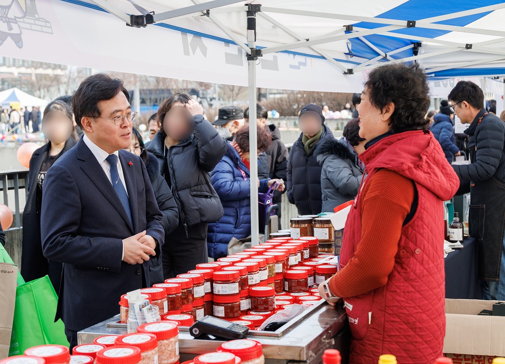 진교훈 강서구청장, 설맞이 농특산물 직거래장터 찾아 지역 특산물 구입