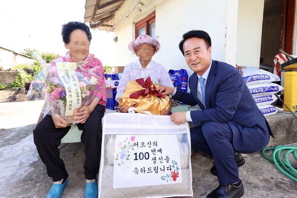 사천시, 100세 어르신 장수 축하 물품 선물