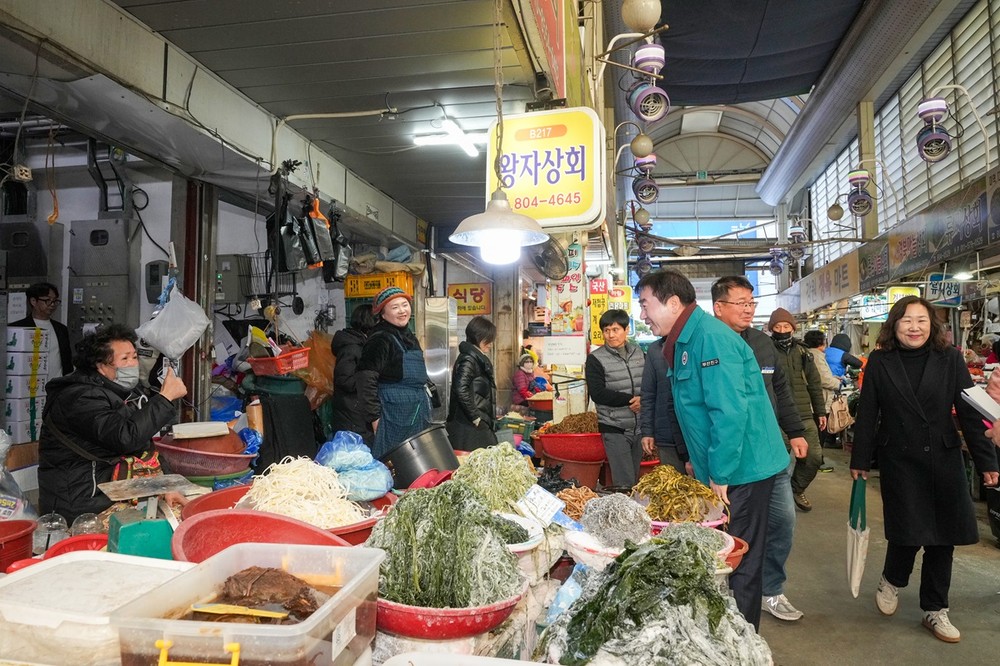 김영욱 부산진구청장, 설 명절 앞두고 전통시장 방문 상인 격려 및 겨울철 화재예방 당부