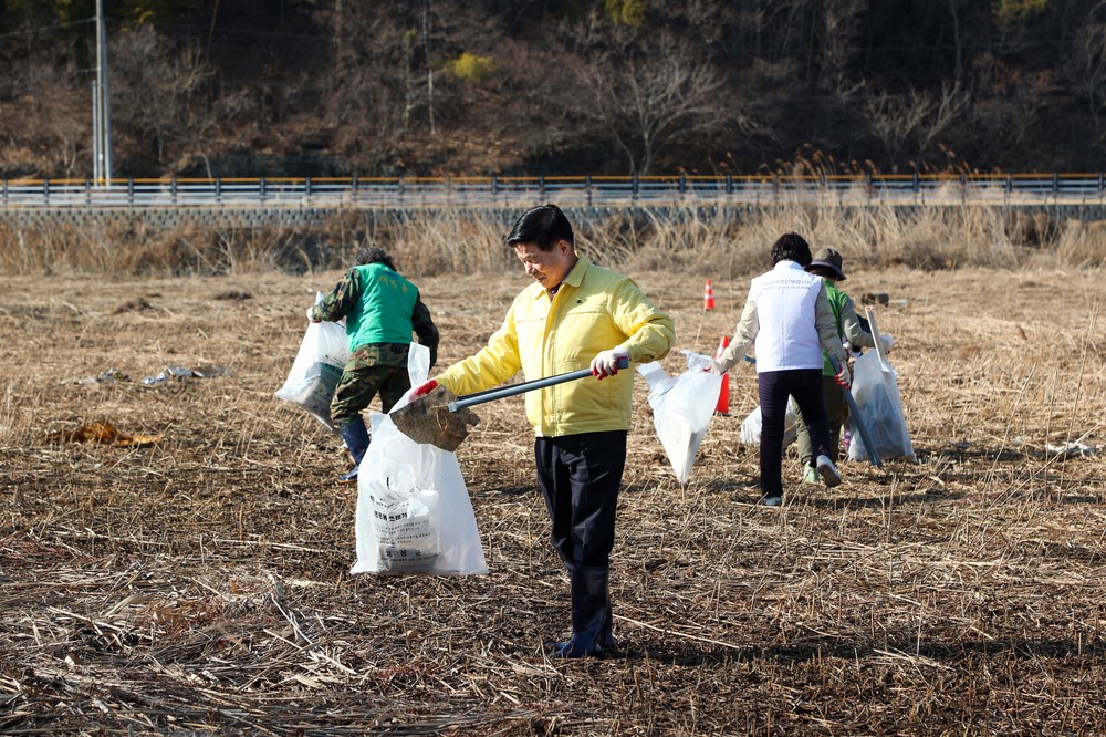 고성군, 5년째 이어온 마동호 습지 보전 활동 ‘군민과 함께하는 줍깅’ 개최