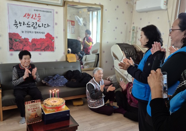 고창군 성내면 지사협, 홀로 어르신께 생신축하 떡케이크 전달