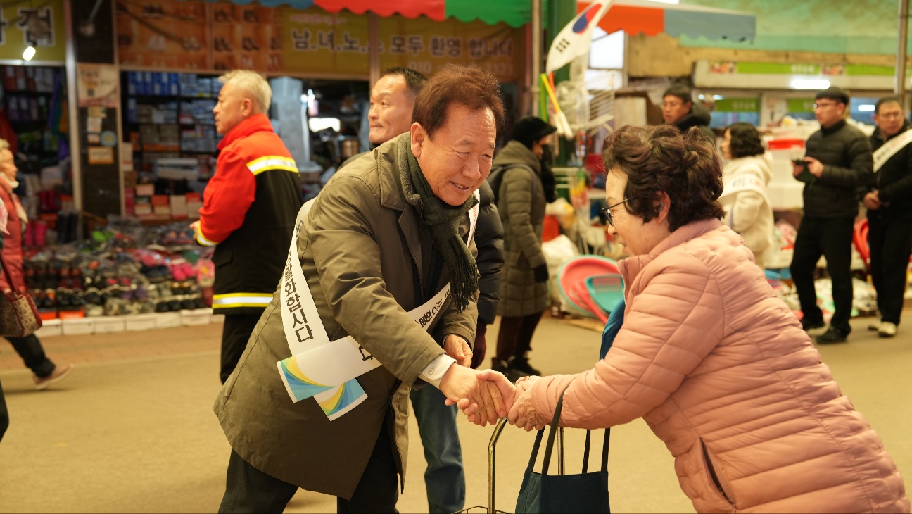 봉화군, 설 맞이 전통시장 장보기 행사로 지역경제 활력 불어넣어