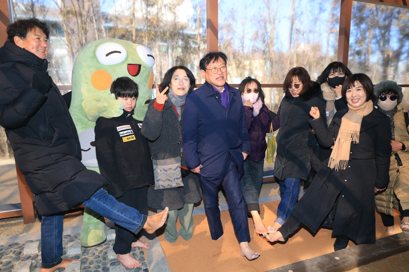 “겨울 칼바람 걱정마세요” 수성구, 온기 가득한 ‘사계절 맨발산책로’ 눈길