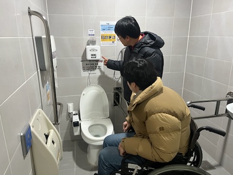 동대문구, 장애인화장실 ‘로봇변기’ 설치 추진…자동 물내림·자동 개폐 변기 도입