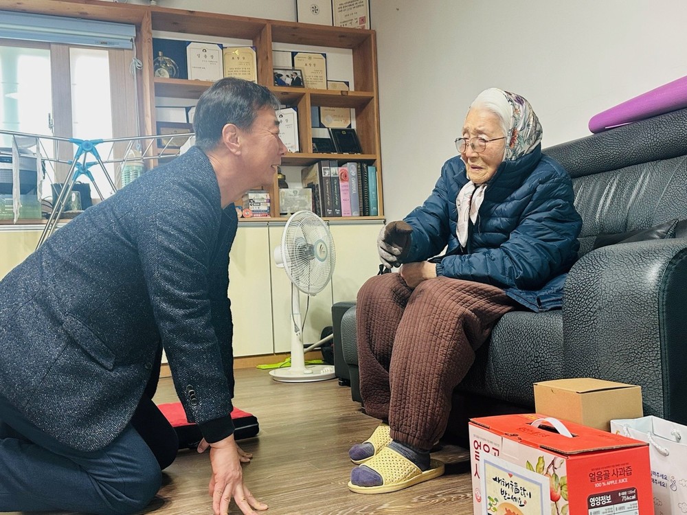 밀양시 청도면, 설 명절 앞두고 장수 어르신께 새해 인사 전해