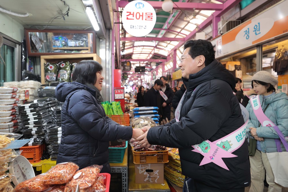 이상일 용인특례시장, 설 앞두고 전통시장서 시민과 소통