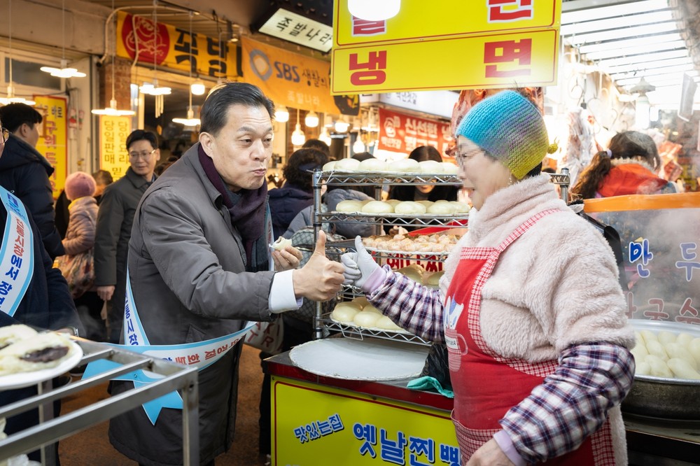 수원특례시 간부 공무원들, 설 맞아 전통시장 장보기 행사