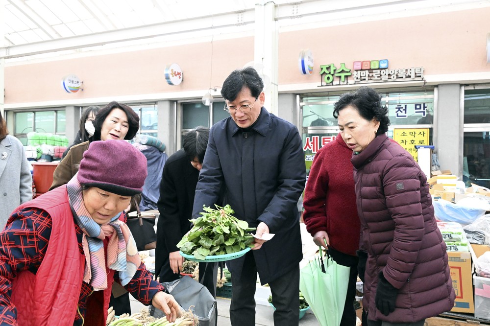 장수군, 설 명절 전통시장 장보기 행사 펼쳐…지역 경제 활력 제고
