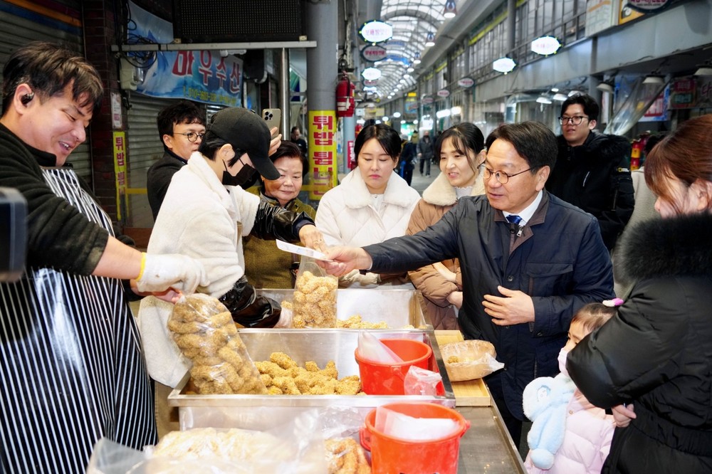 강기정 시장, 설 앞두고 전통시장서 민심 경청