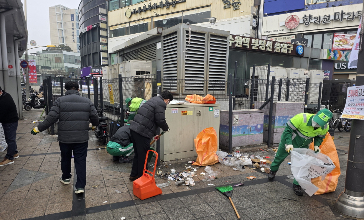 수원시 팔달구, 설맞이 '새단장'... 수원역 일대 합동 환경정비 펼쳐