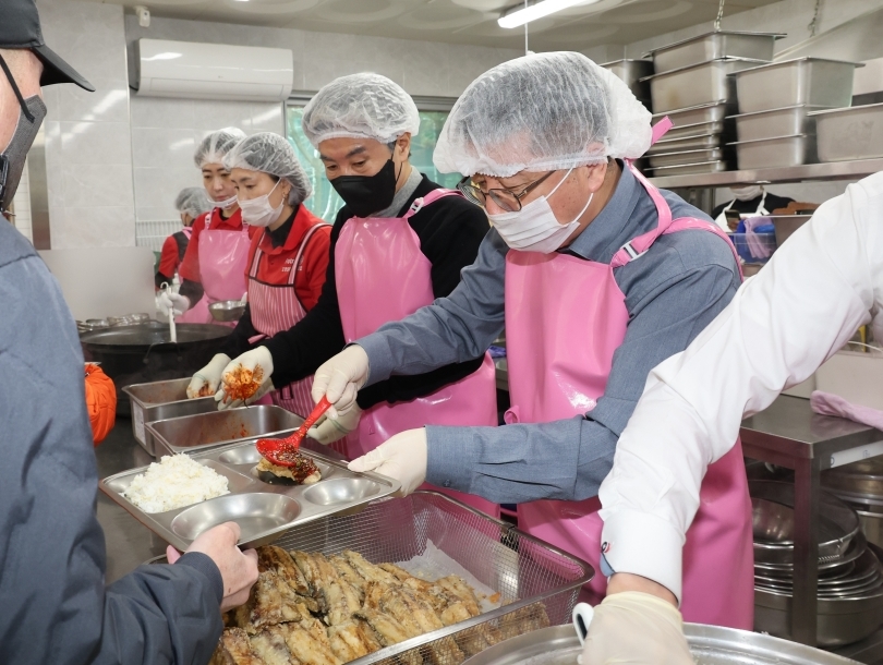 장상길 포항시장 권한대행, 설 맞아 ‘따뜻한 한끼’ 무료급식소 배식 봉사
