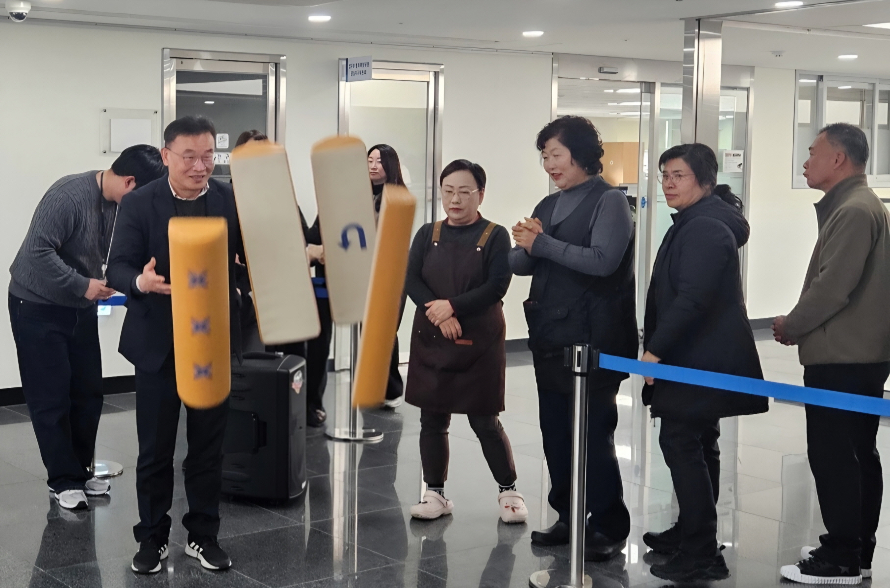 수원시 팔달구, 설맞이 '행운의 윷 던지기' 직원 격려 이벤트 열어