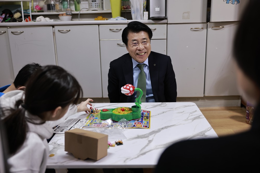 서강석 송파구청장, 설 명절에도 멈추지 않는 섬김 행정… 한부모‧홀몸 어르신 가정 격려 방문