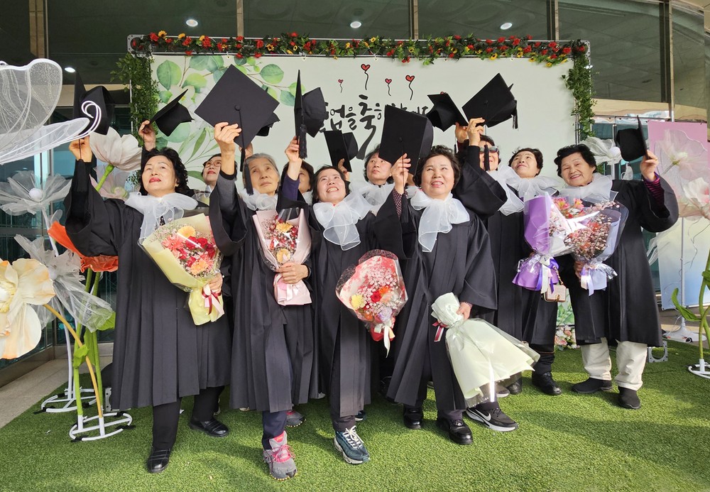 관악구, 만학도 12인 ‘늦깎이 졸업식’ 참여
