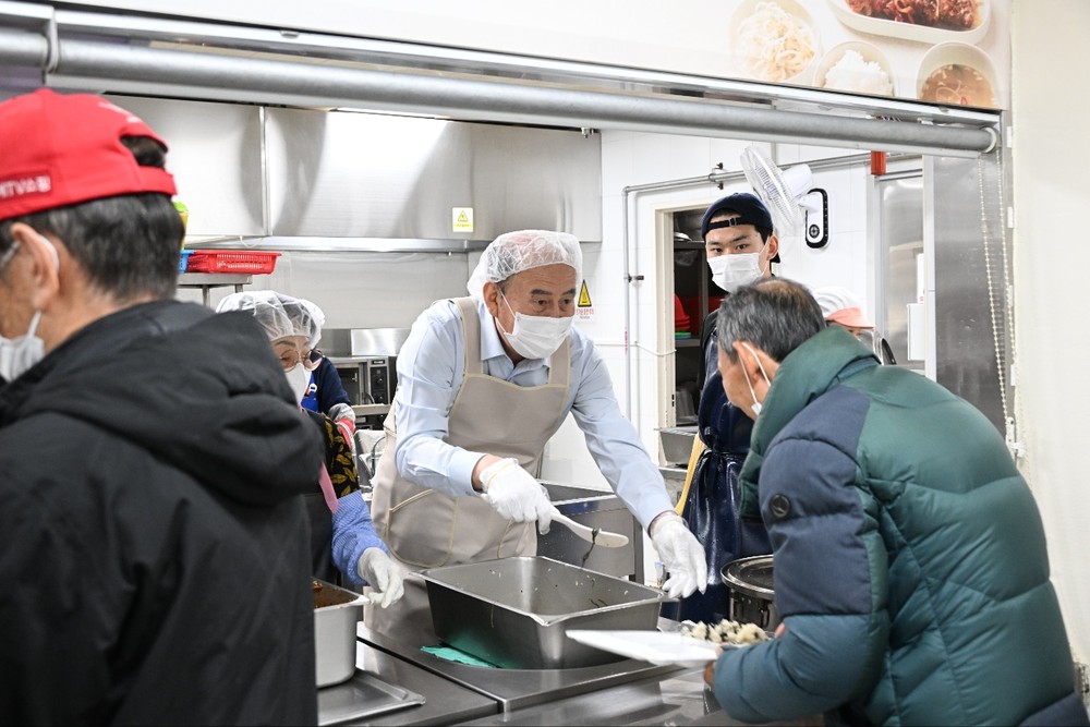 동두천시장, 설 명절 앞두고 노인복지관 찾아 따뜻한 배식 봉사