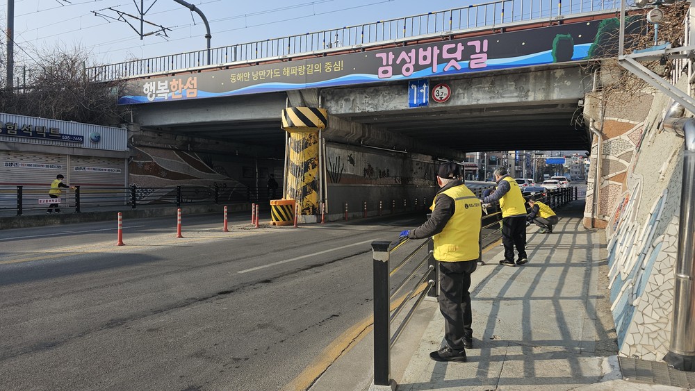 관광객 첫 인상 우리가 지킨다, 묵호역 굴다리 어르신 손길로 새 단장