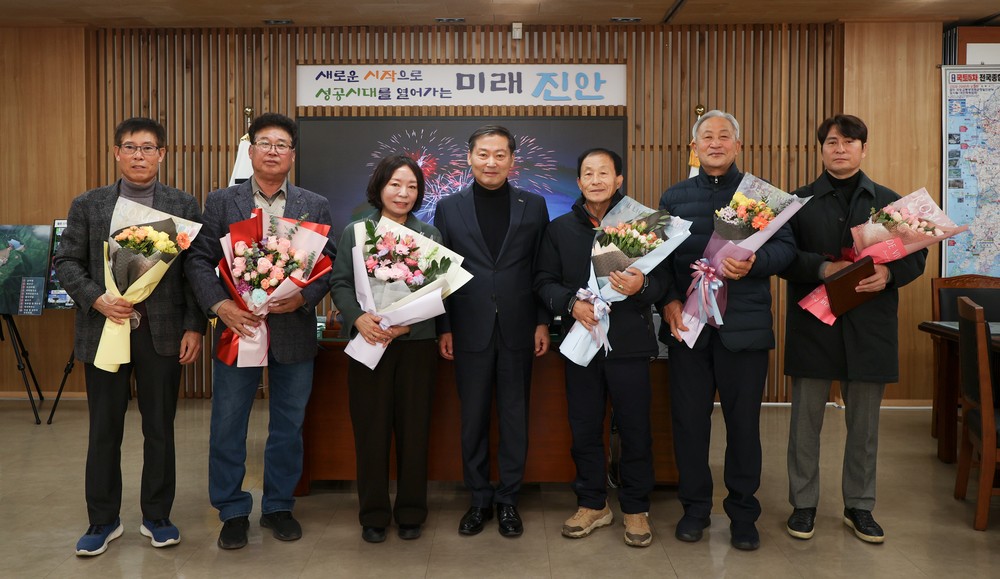 진안군, 진안고원 행복주택 추진 유공자 감사패 수여