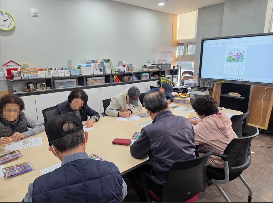 송탄치매안심센터, 경증 치매 환자 쉼터 프로그램 ‘뇌튼튼학교’ 운영