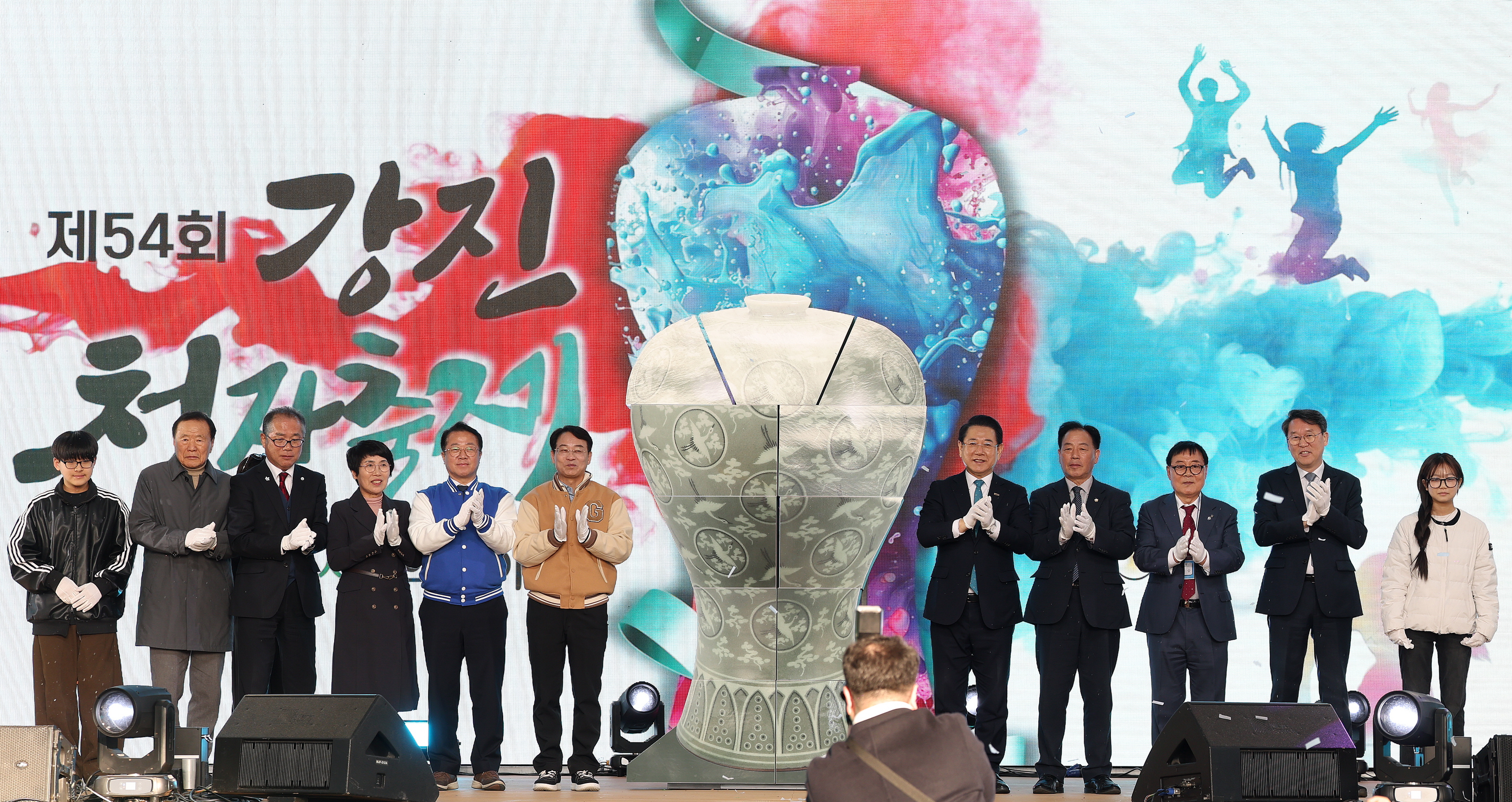 봄의 서막 제54회 강진청자축제 첫 날 5만명 ‘초대박’