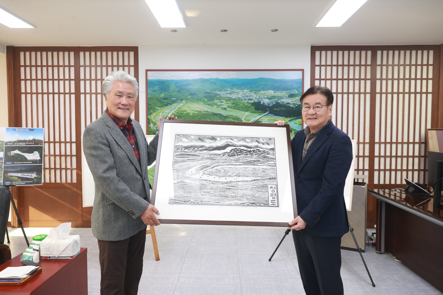 양태수 작가, 영월 풍경 담은 목판화 30점 기증
