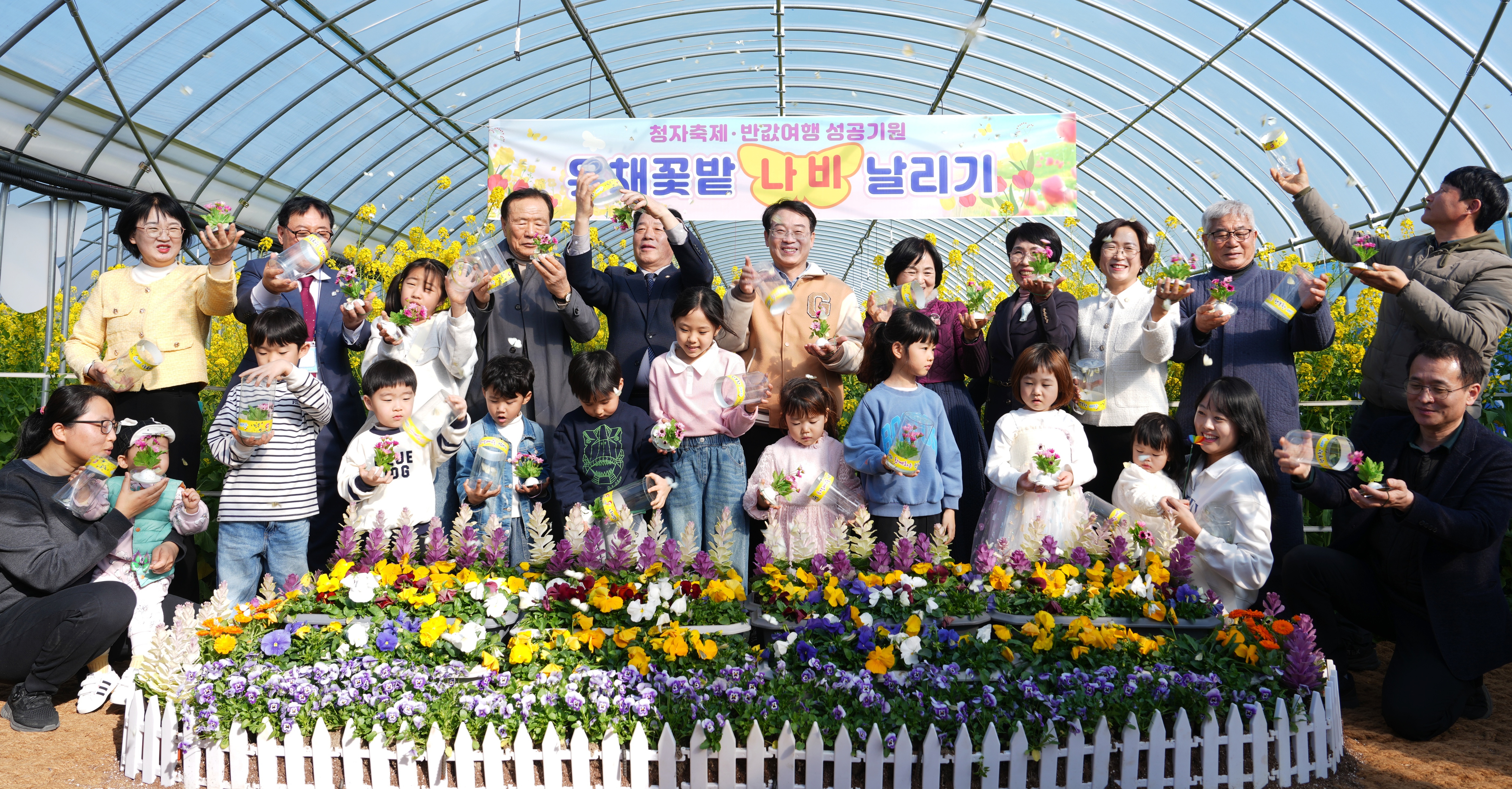 봄의 서막 제54회 강진청자축제 개막 이틀 8만명 ‘흥행가도’