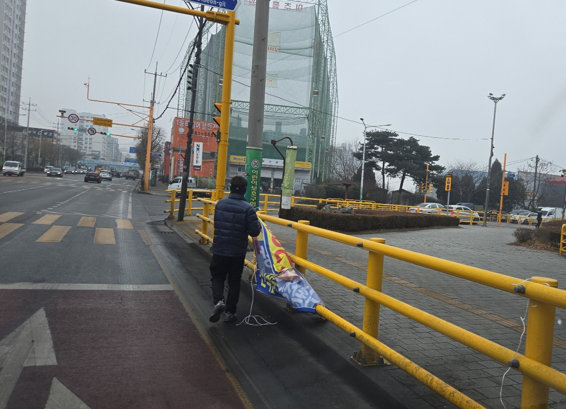 인천 중구, 개학기 맞아 초등학교 주변 불법 광고물 일제 정비 추진
