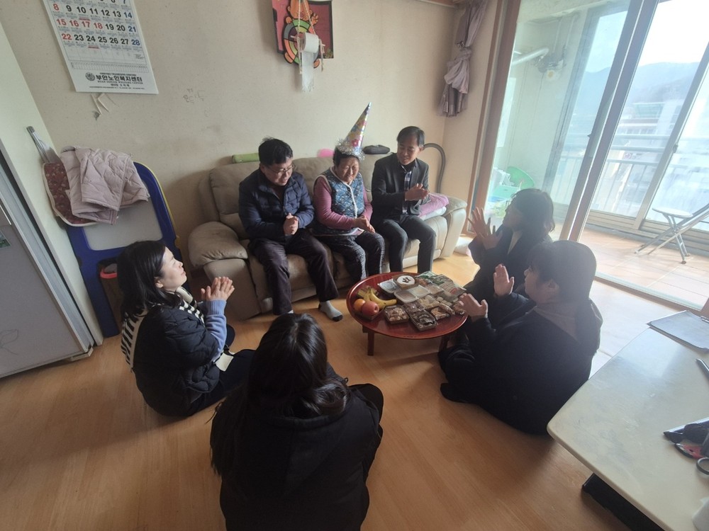 부안 변산면 지사협, 홀몸 어르신 생신상 전달
