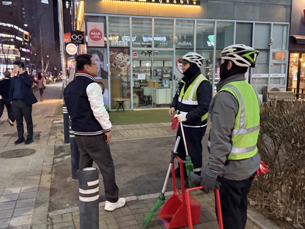 하남시 미사문화거리 야간 청소… 이현재 시장 빗자루 들고 직접 동참
