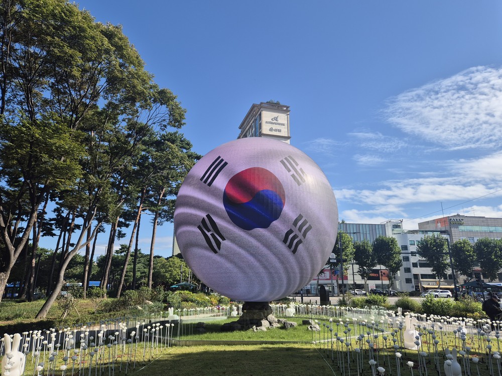 “오늘은 어떤 모습?”...기념일‧계절 따라 바뀌는 송파구‘더 스피어’